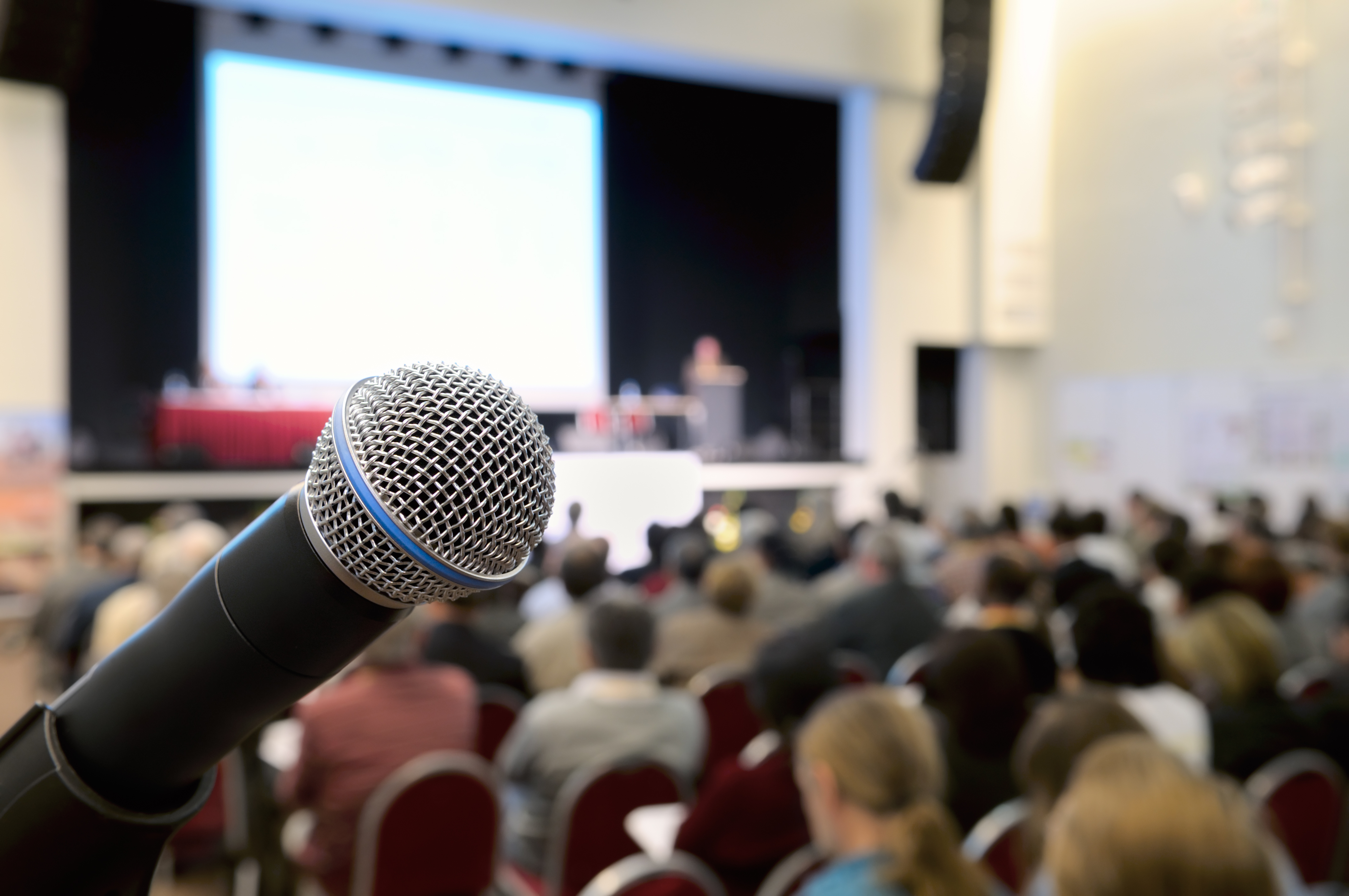 В международной конференции участвуют. ICMAR 2022 конференция. Микрофон и зал. Оратор с микрофоном. Спикер с микрофоном.
